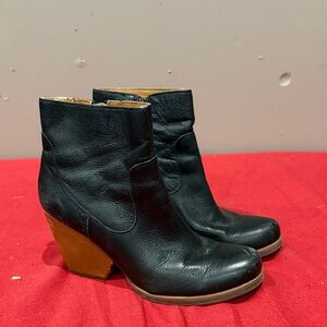 Korks Black Leather Heeled Boots